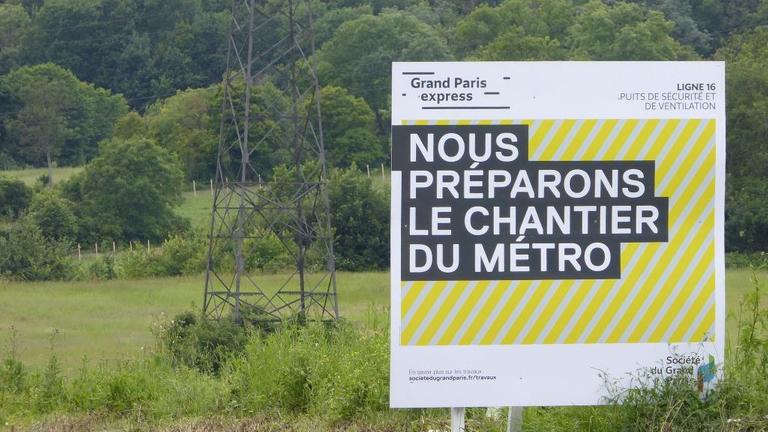 "Wir bereiten die Metrobaustelle vor", steht auf diesem Schild mitten in der Landschaft im Pariser Umland