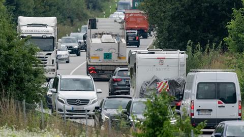 Starker Verkehr auf der Flughafentangente Ost, der Staatsstrasse 2580