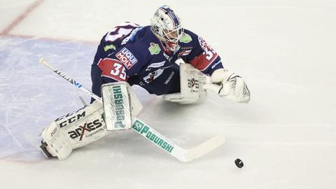 Eisbären-Torhüter Mathias Niederberger in Aktion während eines DEL-Spiels gegen RB München