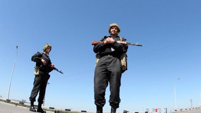 Ukrainische Spezialkräfte am 25.04.2014 zwischen Donezk und Slawiansk an einer Straßensperre