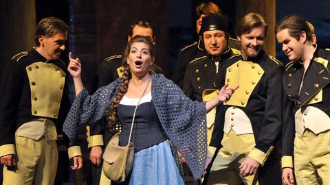 Auf der Bühne des Theaters Erfurt proben Ilia Papandreou als Micaela und Chorsänger am 26.09.2012 eine Szene der Oper "Carmen" von Georges Bizet.