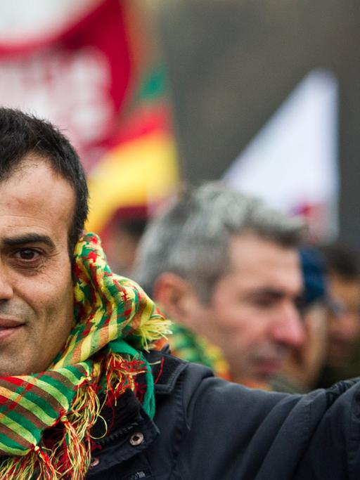 Ein Mann macht während einer Demonstration kurdischer Gruppen am 16.11.2013 in Berlin das Victory-Zeichen. 