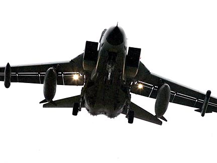 Ein Tornado-Jet des Aufklärungsgeschwaders 51 "Immelmann" befindet sich im Landeanflug auf den Luftwaffenstuetzpunkt Jagel bei Schleswig. Ein Tornado-Jet des Aufklärungsgeschwaders 51 "Immelmann" befindet sich im Landeanflug auf den Luftwaffenstuetzpunkt Jagel bei Schleswig.