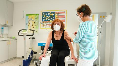 Die Hausärztin Birgitt Lucas (re.) verabreicht im Landkreis Hof (Bayern) ihrer Patientin Heidi die erste Impfung gegen Covid-19.