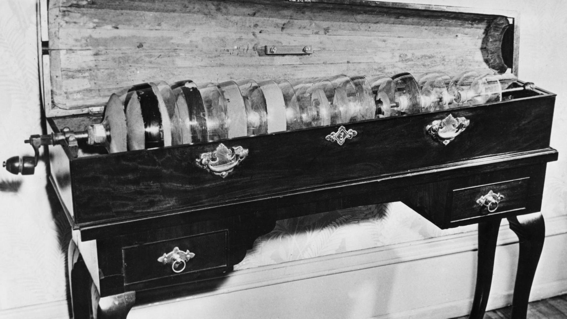 Glasharmonika, ein Instrument, das 1761/62 von Benjamin Franklin entwickelt wurde