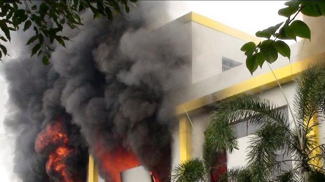 Rauch und Flammen schlagen am 14.05.2014 aus einem Fabrikgebäude in der vietnamesischen Provinz Binh Duong.