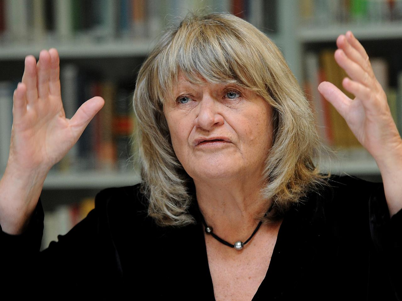 Die Frauenrechtlerin Alice Schwarzer spricht mit zur Untermalung des Gesagten erhobenen Händen.