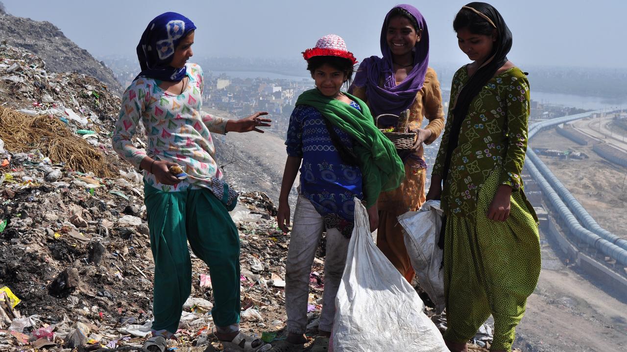Jasmin, Sangita, Saruna und Anjum (von links) auf dem Müllberg vor Delhi
