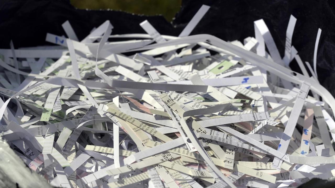 Geschredderte Papierschnipsel liegen zur Vernichtung in einem Sack bereit. Foto: Volkmar Heinz | Verwendung weltweit