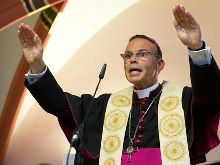 Der Limburger Bischof Franz-Peter Tebartz-van Elst segnet im August 2013 eine Kinder-Krabbelstube in Frankfurt am Main (Hessen).
