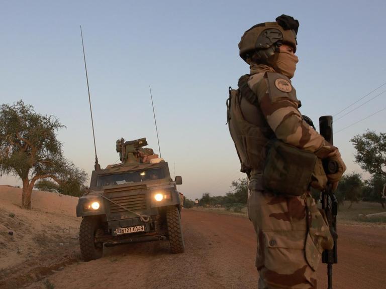 Französische Soldaten der "Operation Barkhane" am 4. November 2019 in Burkina Faso. Die Operation ist in fünf Ländern des westafrikanischen Sahel aktiv: Tschad, Mali, Mauritania and Niger.