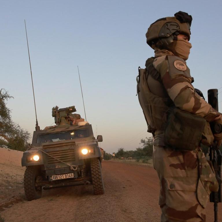 Französische Soldaten der "Operation Barkhane" am 4. November 2019 in Burkina Faso. Die Operation ist in fünf Ländern des westafrikanischen Sahel aktiv: Tschad, Mali, Mauritania and Niger.