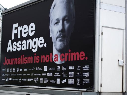 Ein Plakat auf einem Fahrzeug in London mit der Forderung Julian Assange freizulassen.