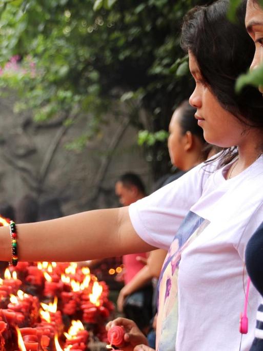 Angehörige von Opfern des Drogenkrieges beten in einer Kirche in Cabu und zünden Kerzen an.