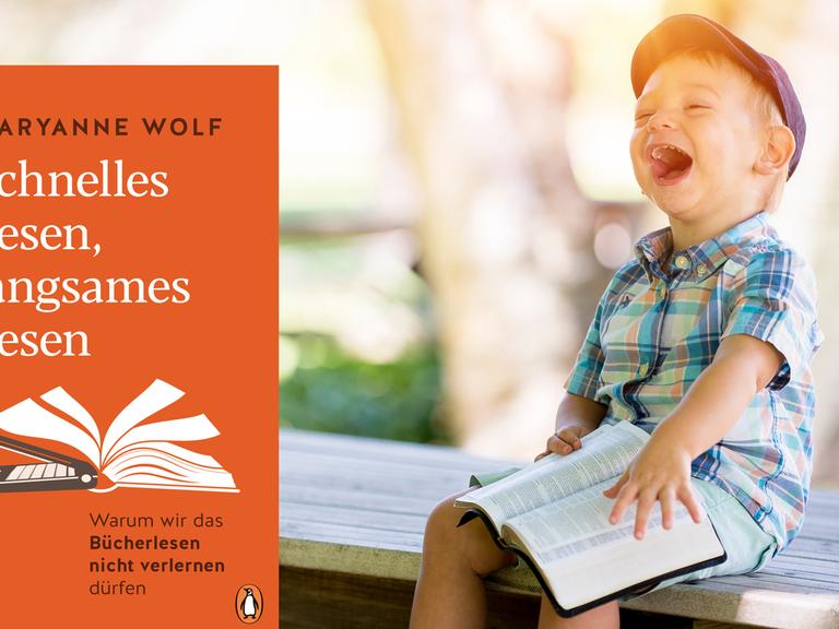 Ein kleiner Junge sitzt im Freien und freut sich beim Lesen.
