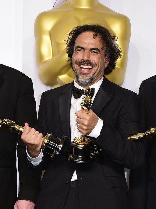 James W. Skotchdopole, Alejandro González Iñárritu and John Lesher (von links) bei der Oscar-Verleihung für "Birdman" in Los Angeles