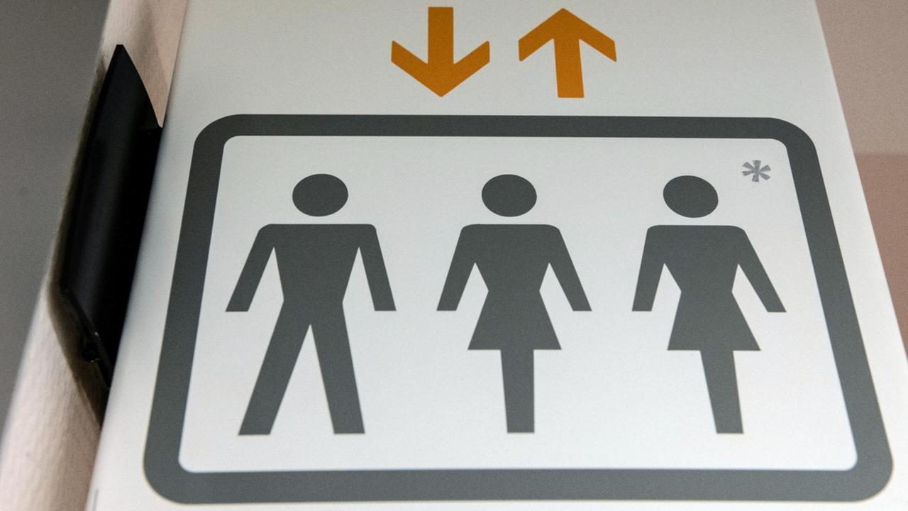 Ein Piktogramm am Aufzug für Männer, Frauen und auch weitere mit *-Zeichen gekennzeichnete Menschen.