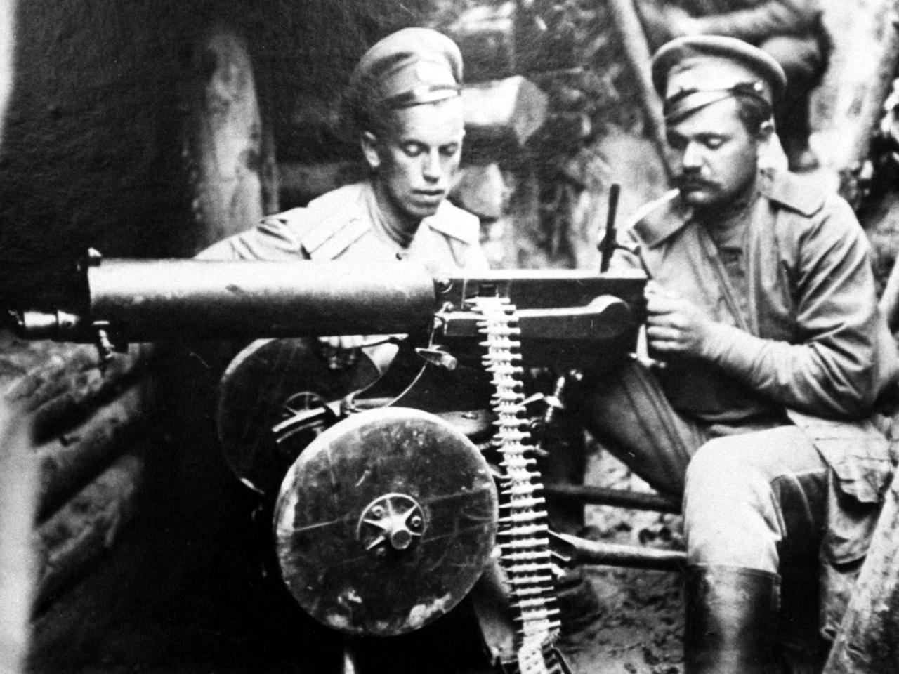 Das Bild zeigt russische Soldaten mit einem Maschinengewehr.
