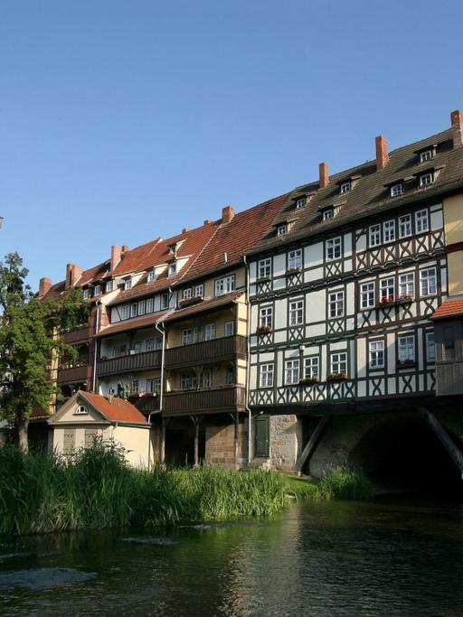 Blick auf die Krämerbrücke in Erfurt mit ihren alten Fachwerkhäusern.