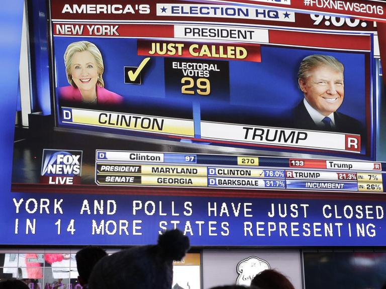Auf dem großen TV-Bildschirm wird der Sieg Hillary Clintons in New York angezeigt.