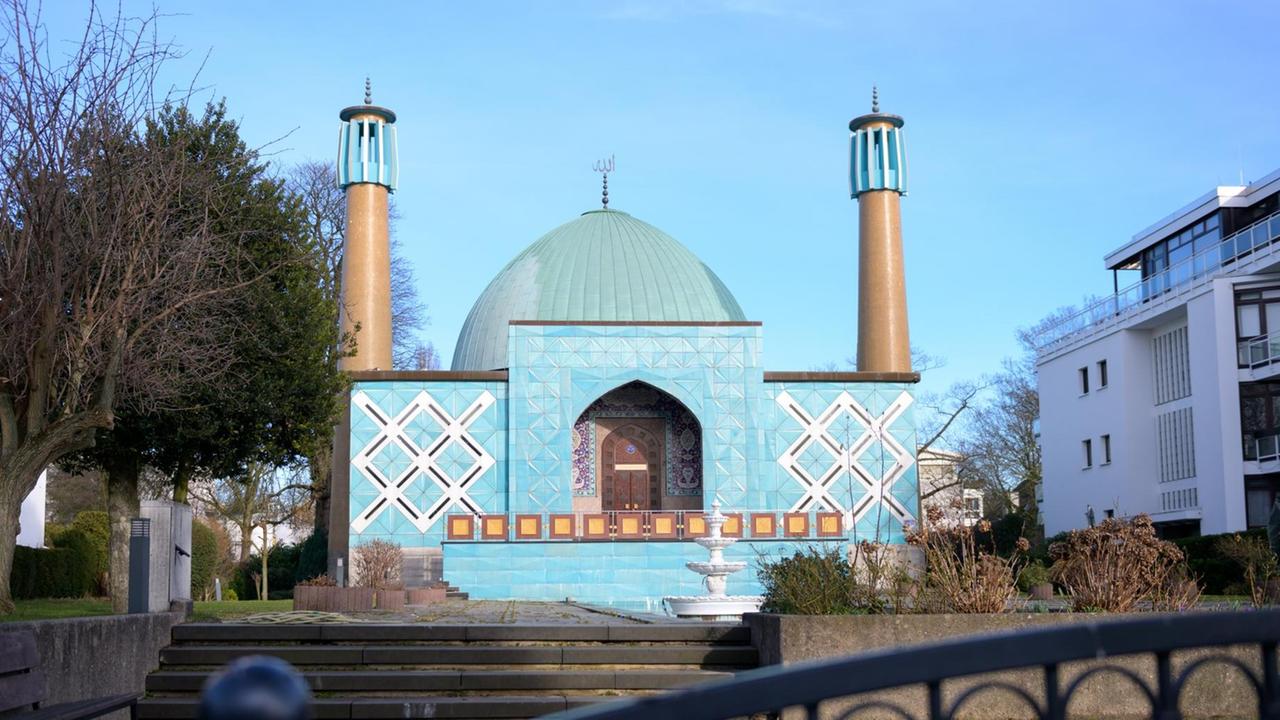 Die vom Islamischen Zentrum Hamburg (IZH) betriebene Imam-Ali-Moschee (auch Blaue Moschee) an der Außenalster.