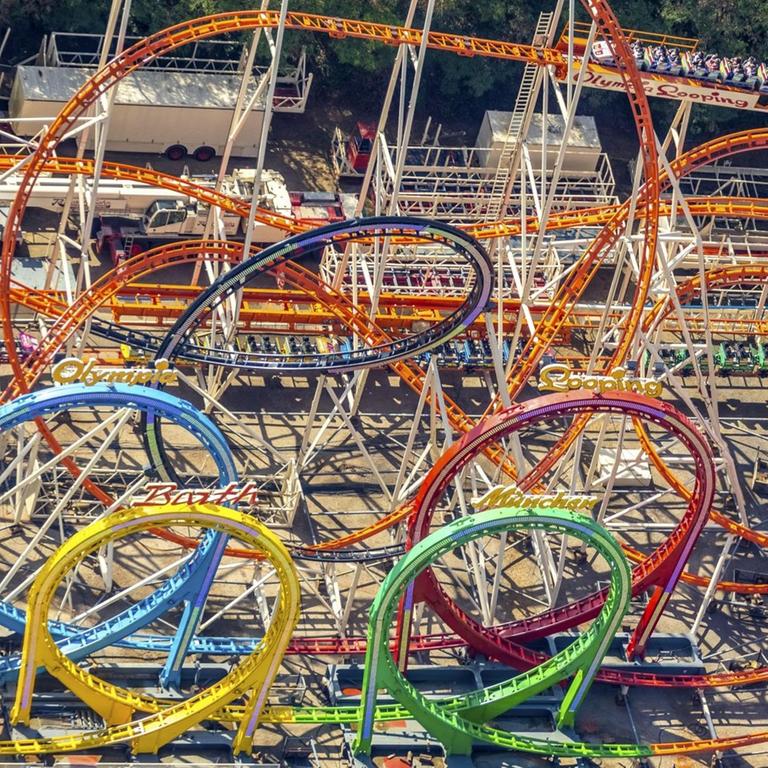 Luftbild der Achterbahn "Olympia-Looping" in Form der fünf Ringe auf einer Cranger Kirmes in Herne.
