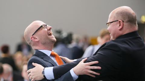 CDU-Generalsekretär Peter Tauber (l.) wird von Kanzleramtsminister Peter Altmaier (r.) (CDU) am 05.04.2014 beim Bundesparteitag der CDU in Berlin umarmt.