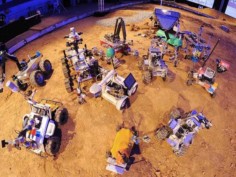 Beim ersten DLR SpaceBot Cup traten robotische Systeme von zehn Teams aus ganz Deutschland gegeneinander an.