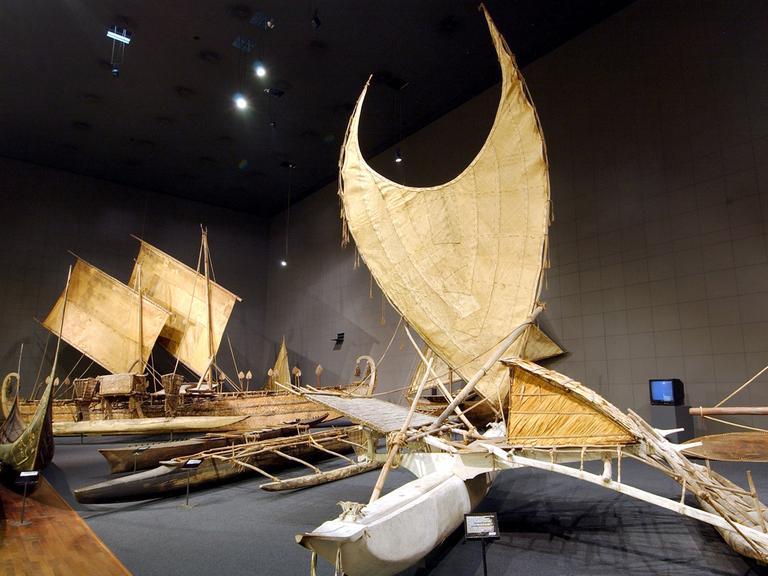 Boote der Bewohner von Südseeinseln stehen in der großen Bootshalle der Südsee-Abteilung des Ethnologischen Museums in Berlin.