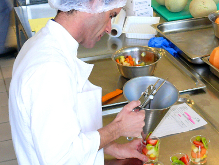 Ein Mitarbeiter des Züricher Airline-Caterers "Gate Gourmet" bei der Zubereitung einer Nachspeise. Ein Mitarbeiter des Züricher Airline-Caterers "Gate Gourmet" bei der Zubereitung einer Nachspeise.