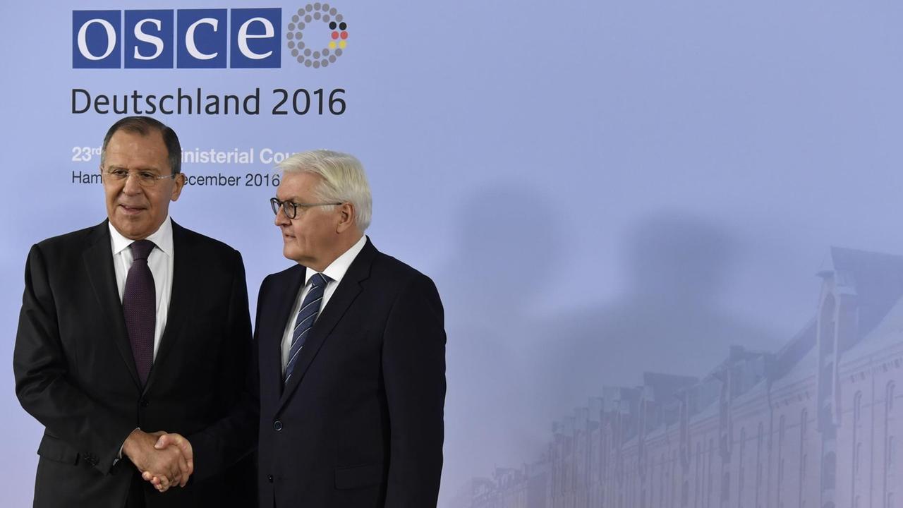 Bundesaußenminister Frank-Walter Steinmeier und sein russischer Amtskollege Sergej Lawrow auf der OSZE-Tagung in Hamburg.