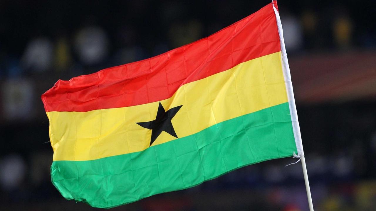 Nationalflagge von Ghana wird geschwungen