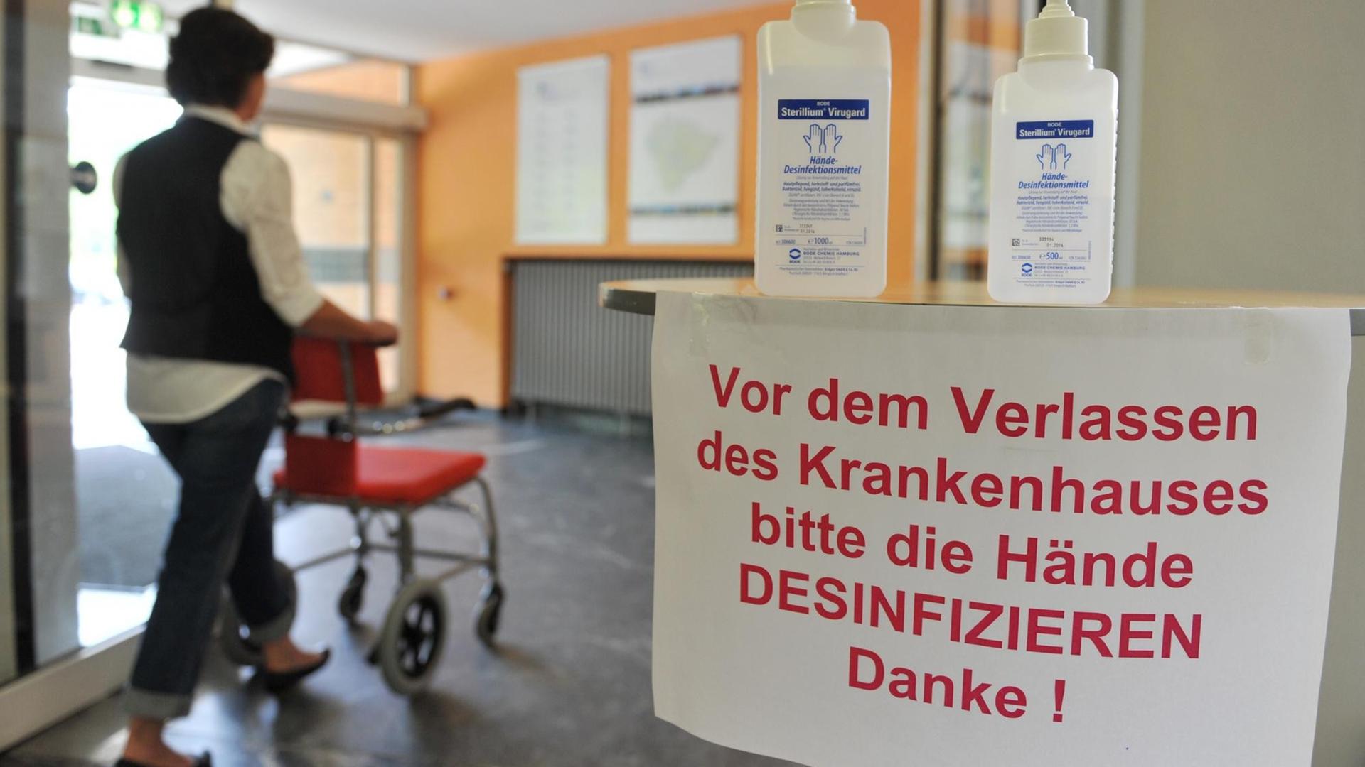 Temporäre Desinfektionsstelle in einem Krankenhaus.