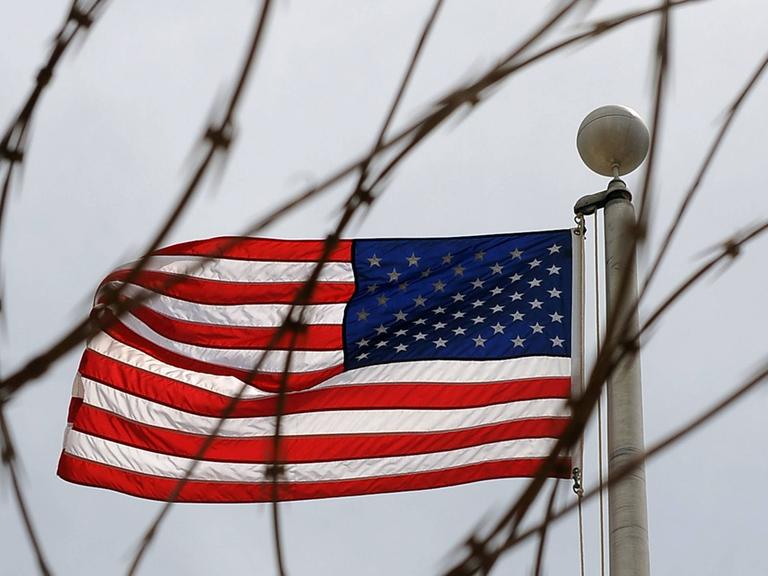 Amerikanische Flagge hinter Stacheldraht