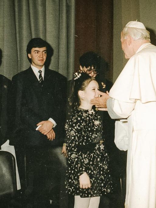 Elena bei einem Treffen mit dem Papst Johannes Paul II.