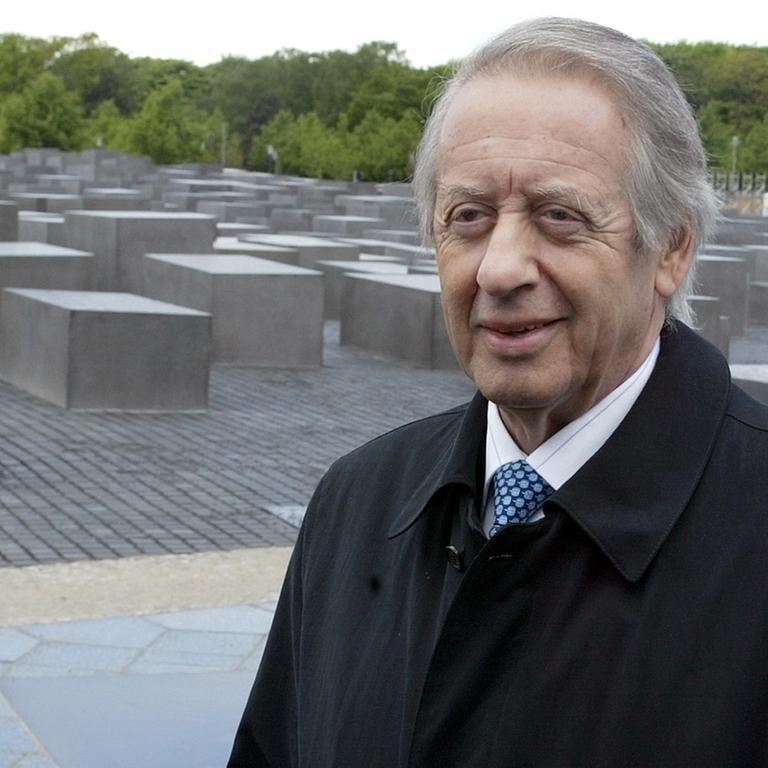 Der Vorsitzende des Zentralrats der Juden in Deutschland, Paul Spiegel vor dem Holocaust-Denkmal in Berlin im Mai 2005