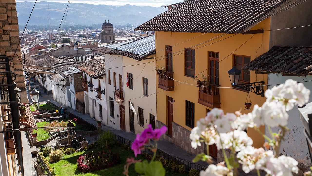 Blick aus einem Hotelfenster in der Altstadt von Cajamarca in Richtung Hauptplatz.