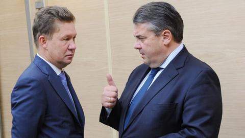 Auf Moskau-Besuch: Bundeswirtschaftsminister und Vize-Kanzler Sigmar Gabriel (r.) im Gespräch mit Gazprom-Chef Alexei Miller.