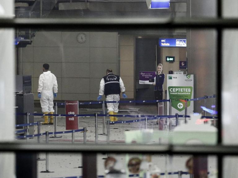 Polizisten nach dem Anschlag am Flughafen Atatürk in Istanbul