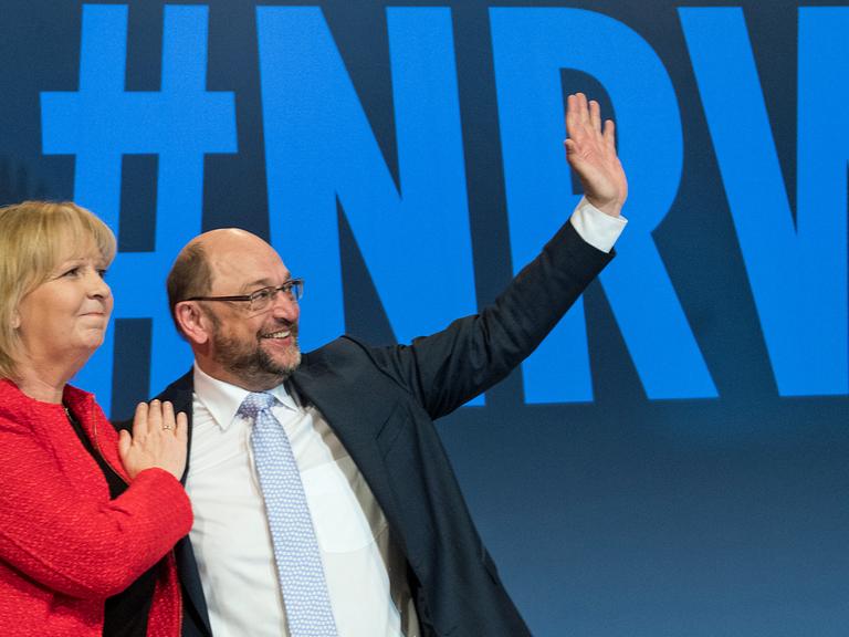 Vor der Wahlniederlage: Der Parteivorsitzende Martin Schulz umarmt am im April 2017 NRW-Ministerpräsidentin Hannelore Kraft.
