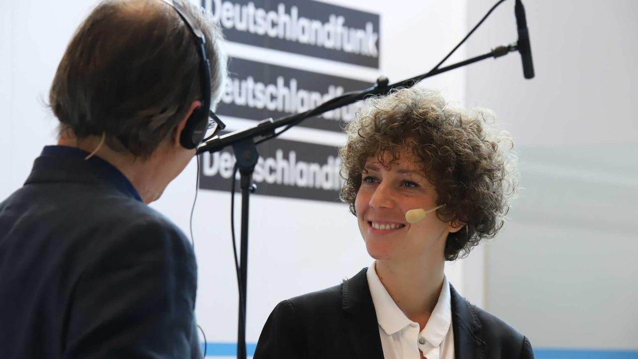 Frankfurter Buchmesse 2017: Die Autorin Sasha Marianna Salzmann im Gespräch mit Frank Meyer von Deutschlandfunk Kultur über ihr Buch "Außer sich" (Suhrkamp).