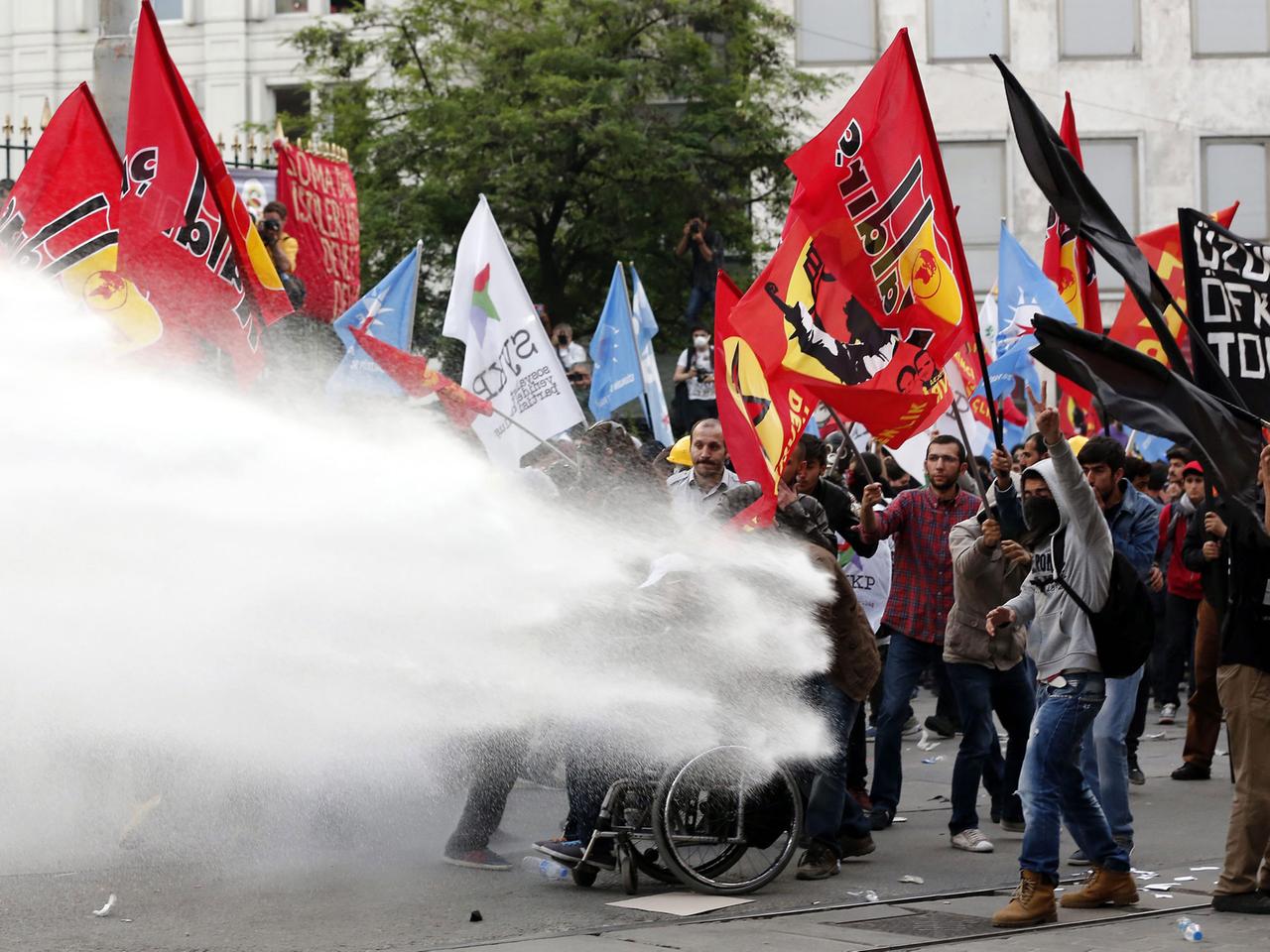 Die türkische Polizei setzt am 14.05.2014 in Istanbul Wasserwerfer gegen Demonstranten ein, die der Regierung "Mord" im Zusammenhang mit dem Grubenunglück von Soma vorwerfen.