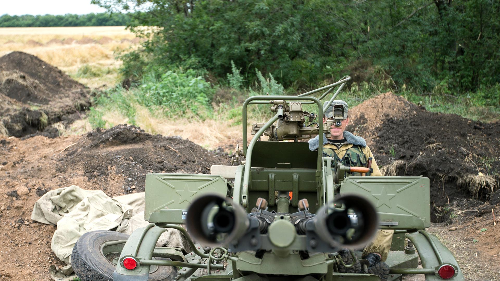 Eine Geschützbesatzung der ukrainischen Armee beobachtet in der Naehe von Donetzk ein Gelände, das von Seperatisten kontrolliert wird.