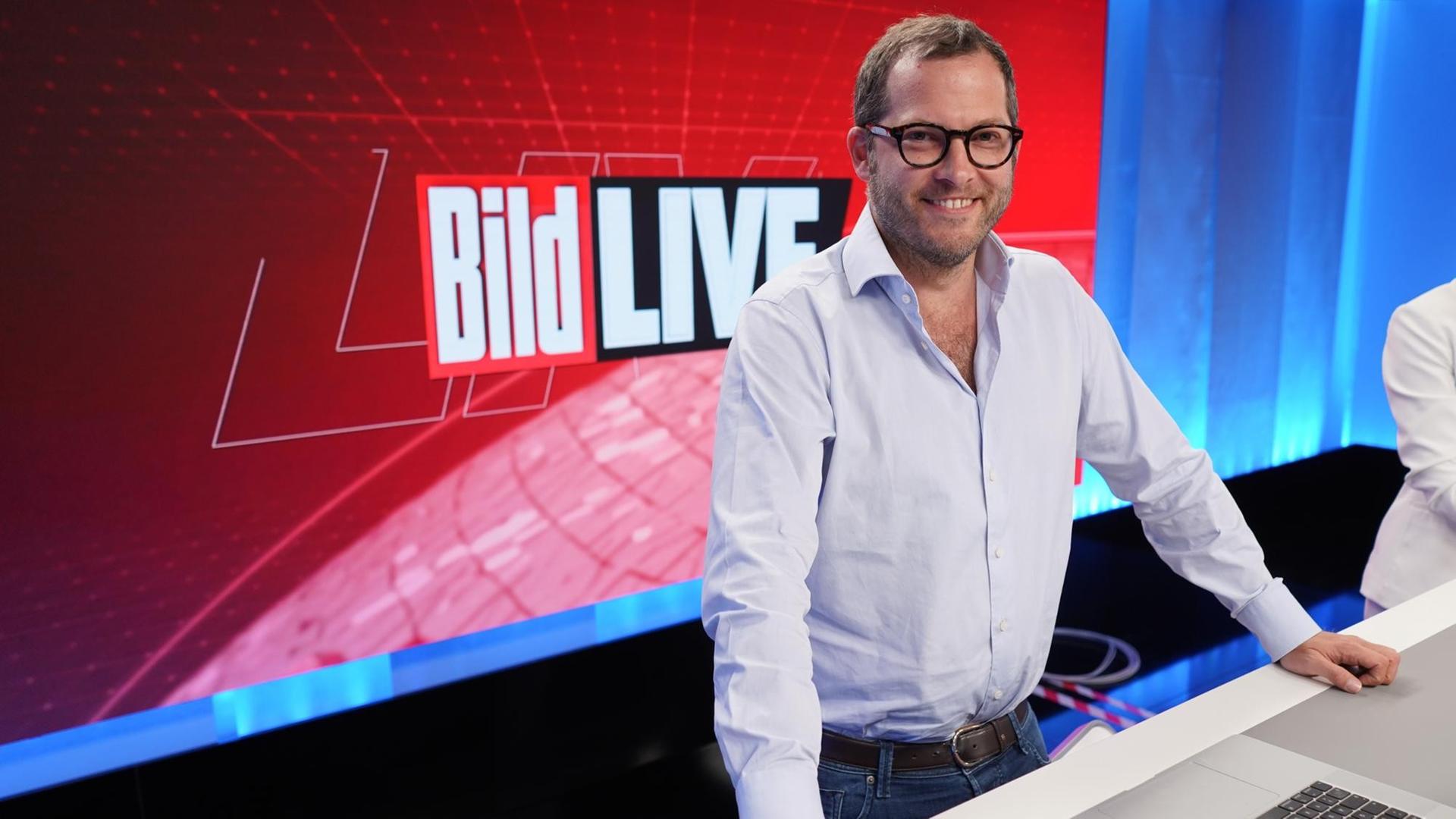 Julian Reichelt, Chefredakteur von "Bild", steht im Studio des neuen TV-Senders des Axel-Springer-Verlags, der erstmals am 22. August auf Sendung gegangen ist.