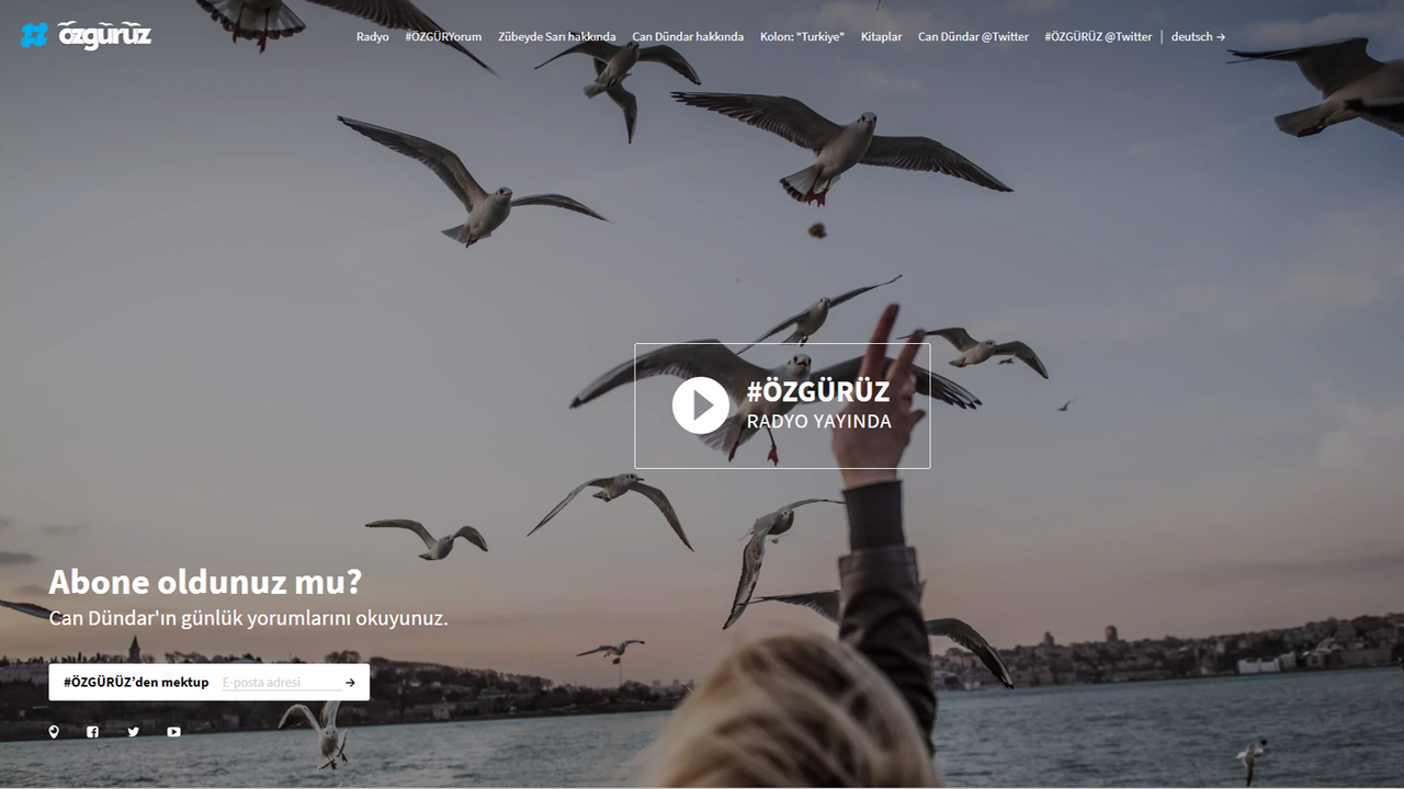 Die Internetseite des Internetradios "Özgürüz", im Hintergrund fliegen Möwen und eine Hand streckt sich nach den Vögeln.