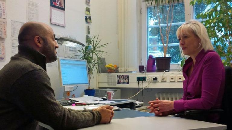 Der syrische Flüchtling Youssef Fakie und Angela Touré, Arbeitsvermittlerin in der Bremer Agentur für Arbeit, im Gespräch