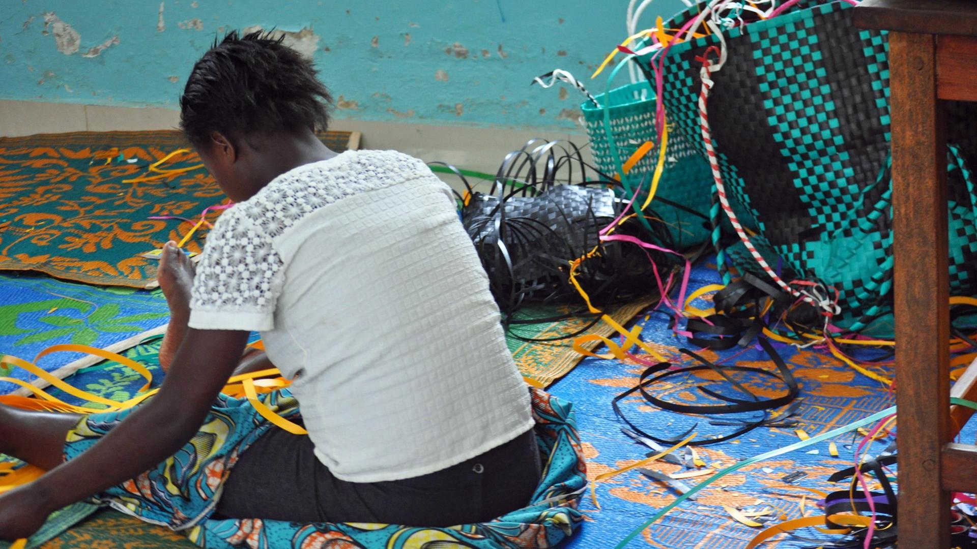 Eine Frau lernt im Krankenhaus der Panzi-Stiftung, wie man Körbe herstellt.