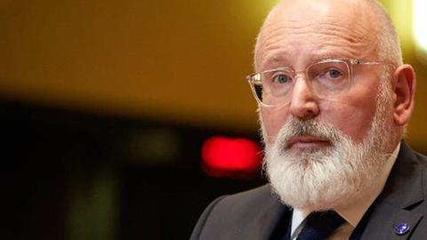 Der Vizepräsident der EU-Kommission Frans Timmermans blickt ernst in die Kamera