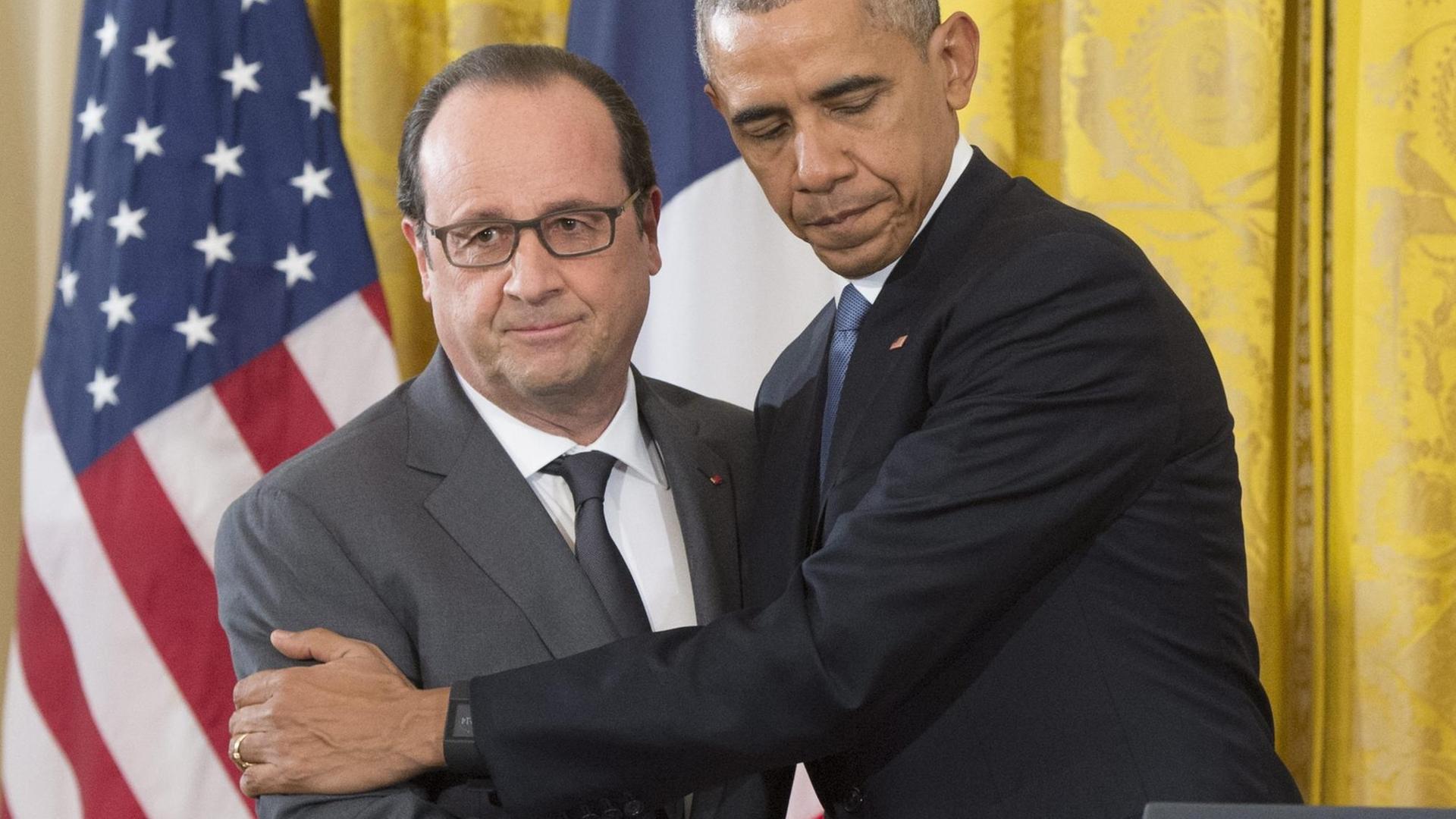 Der französische Präsident François Hollande und US-Präsident Barack Obama stehen eng beieinander.
