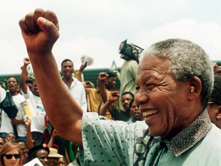 Der Führer des ANC (African National Congress) Nelson Mandela grüßt mit erhobener Faust am 30.01.1994 in Rustenberg seine Anhänger. Mandela war auf einer dreitägigen Wahlkampfreise durch den Westen Transvaals.
